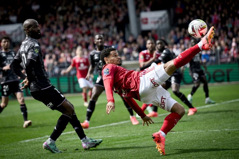 El defensa del Brest, Kenny Lala, a la izquierda, durante un partido de la Ligue 1 contra el FC Metz en el estadio Francis-Le Ble el 7 de abril de 2024 (LOIC VENANCE)