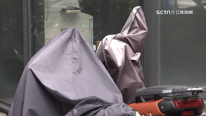 有些民眾怕機車長時間曝曬，會套上「龍頭罩」。
