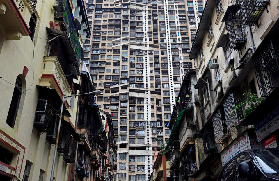 <p>Tradition und Moderne gehen in Indien Hand in Hand: Hier ein riesiger Plattenbau hinter einem alten Wohnbezirk in Mumbai. (Bild: Reuters) </p>