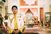 Nein, das ist nicht Prinz Eric aus "Arielle", auch wenn seine Uniform ihn verdächtig danach aussehen lässt. Tatsächlich handelt es sich hier um den 1991 geborenen Prinzen Mateen. Der ist zum einen Sohn des Sultans von Brunei und damit steinreich, ... (Bild: www.instagram.com/tmski)