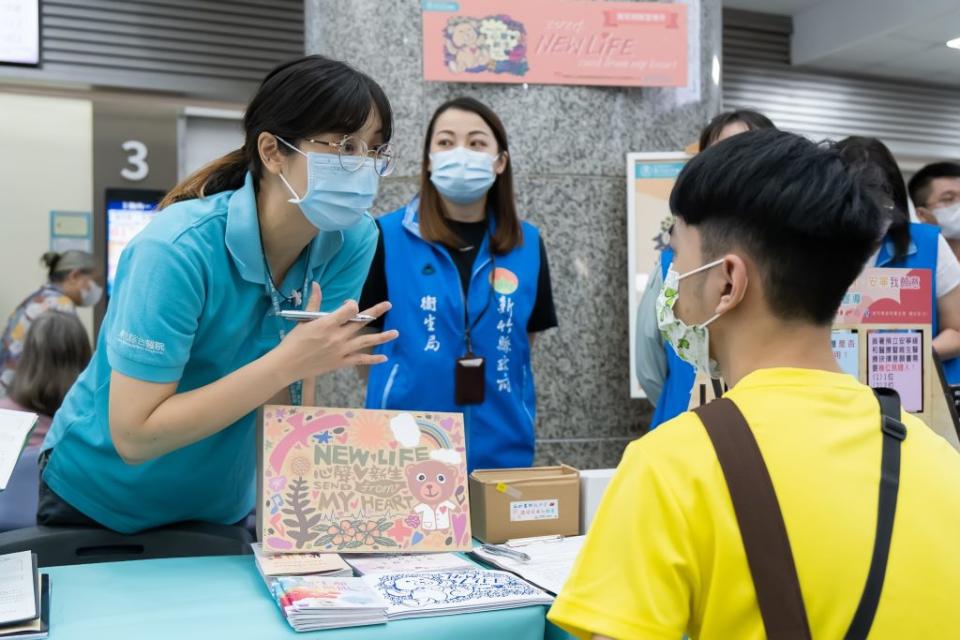 不少到東元醫院就診及陪病家屬在了解器官捐贈的價值，經過思考與理解簽下同意書並註記於健保卡。（記者彭新茹攝)