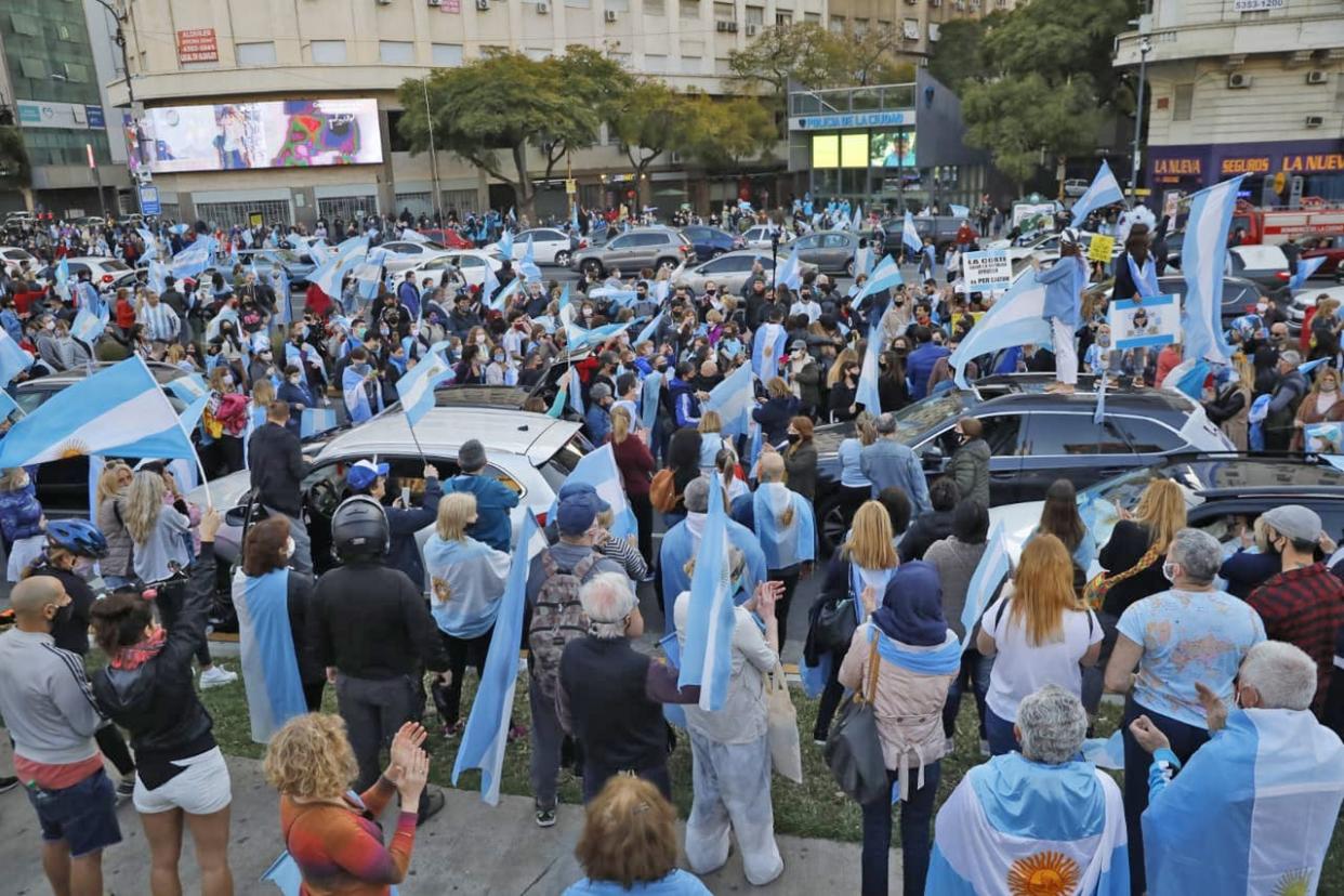 Gran parte de la marcha se produjo desde vehículos, para evitar los contagios de coronavirus, pero también a pie, en las veredas; las consignas apuntaban contra la corrupción, la reforma judicial y a favor de la Ciudad en la pelea por la coparticipación