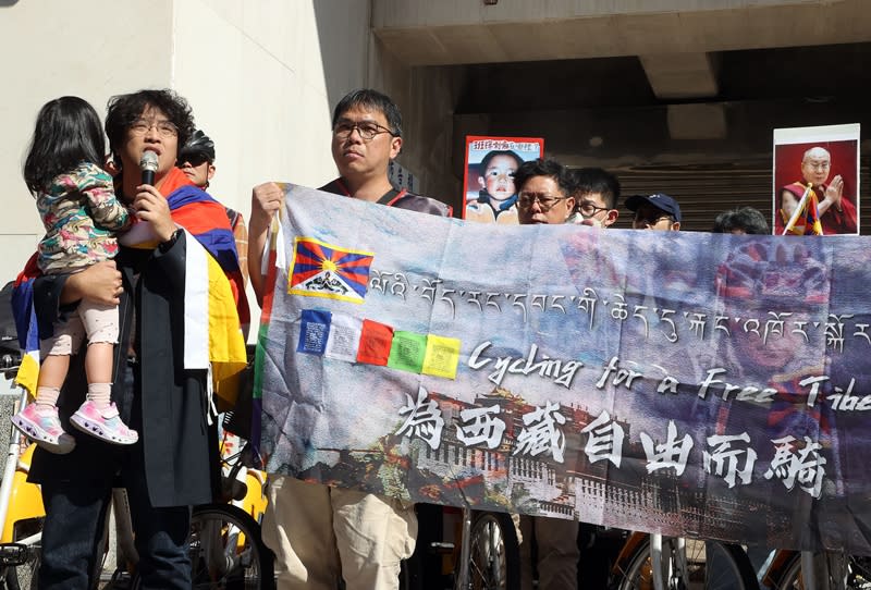 2024年3月10日是西藏抗暴日65周年，西藏台灣人權連線14日在立法院外舉行「為西藏自由而騎」活動，盼透過騎乘腳踏車，展現藏人不放棄爭取自由民主的精神。民進黨立委沈伯洋（左，持麥克風者）也到場聲援。（中央社）