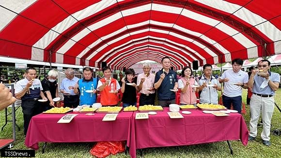 名間鄉農會辦理鳳梨農特產品創新行銷展售會，該會理事長陳龍波、總幹事蔡素秋與貴賓品嘗當地鳳梨。(名間鄉農會提供)