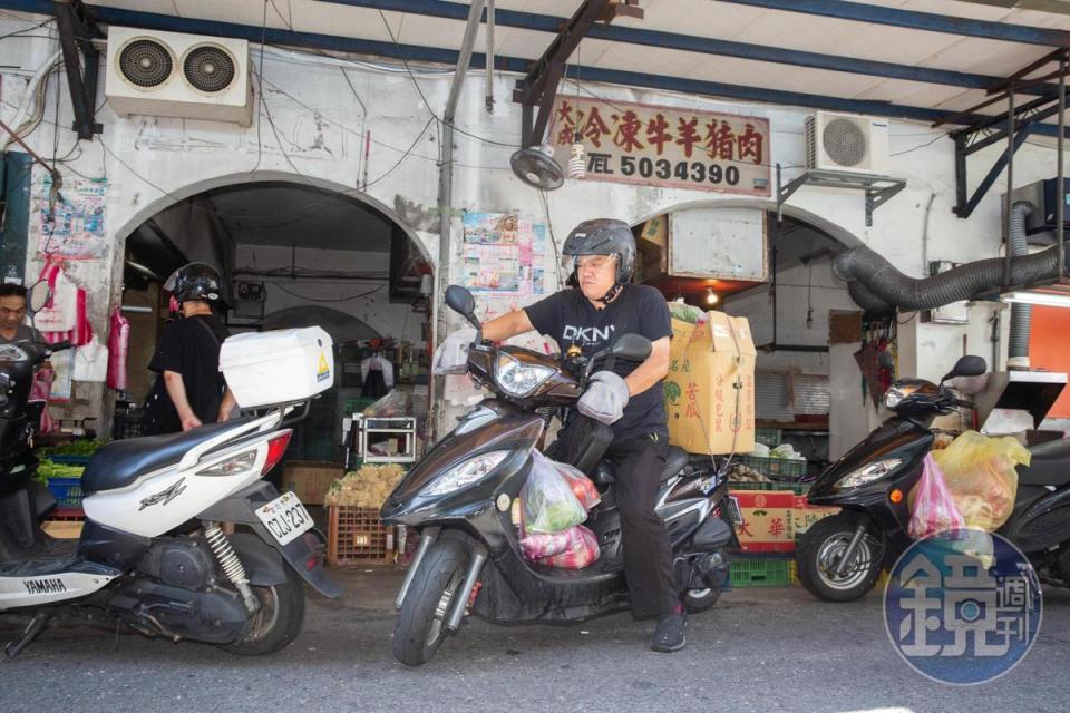 楊波每天親自到市場買菜，直接找中、大盤商也可以拿到較便宜的價錢。