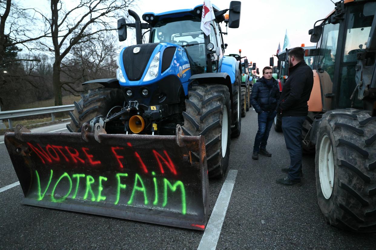 Des agriculteurs bloquant l’autoroute A35 avec des tracteurs près de Strasbourg, le 30 janvier 2024.