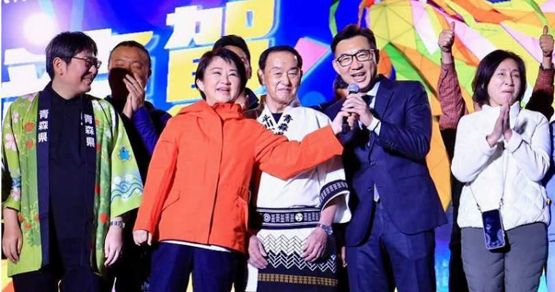 台中市長盧秀燕以及被點名參選下任市長的江啟臣，兩人在2024中臺灣元宵燈會互動相當微妙，頗有交棒意味。（圖／翻攝自江啟臣臉書）