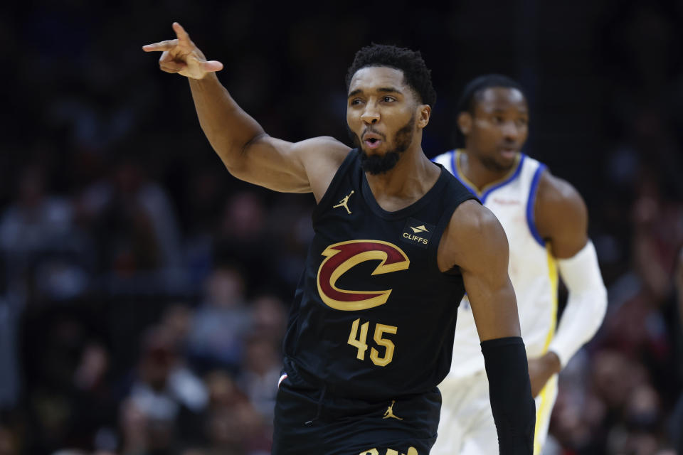 Donovan Mitchell, de los Cavaliers de Cleveland, celebra después de embocar un triple en contra de los Warriors de Golden State, durante la segunda mitad del juego de baloncesto de la NBA, el domingo 5 de noviembre de 2023, en Cleveland. (AP Foto/Ron Schwane)