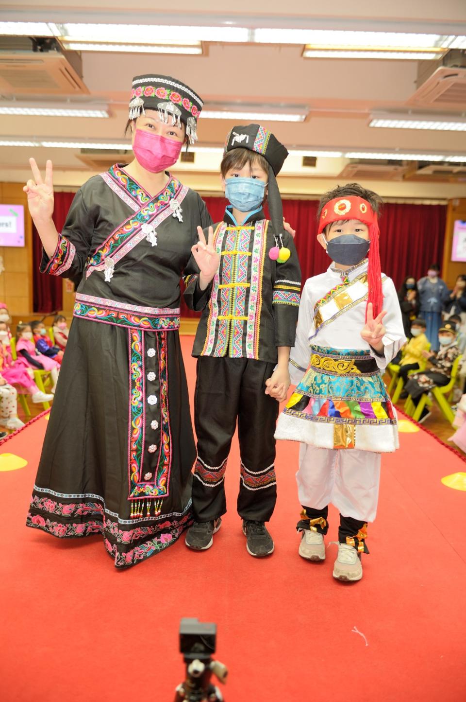 <span>活動當日，葉綠盈校長也跟同學們齊齊開心穿上民族服飾。</span>