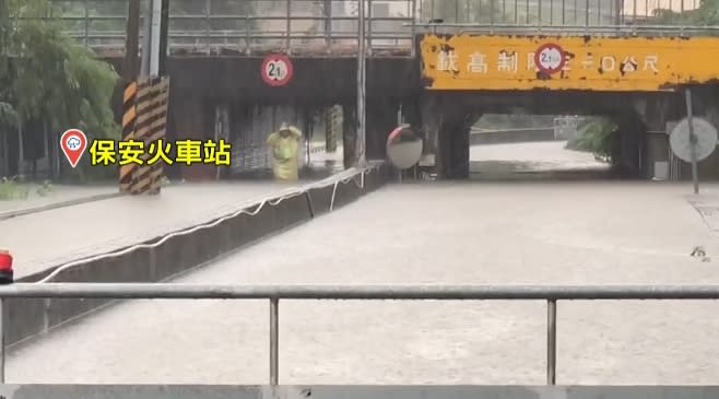 台南市從昨（25日）深夜大雨不停，12小時內仁德區雨量破198毫米，多處淹水成災。（圖／東森新聞）