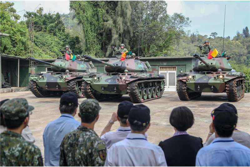 20190709-上個月底，監察院長張博雅率監委一行前往金門考察部隊實況，軍方搬出來展示的，外觀看起來就是M41A3，顯見這款戰車至少在外島還是一項重要的防區裝備。（取自青年日報社）