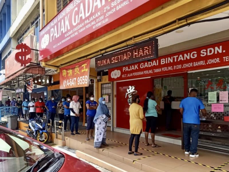 The Pajak Gadai Bintang Sdn Bhd pawnshop in Taman Perling saw  people gather at its premises as early as 9.30am. — Picture by Ben Tan