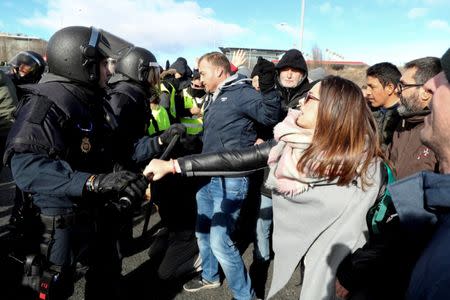 Police clash with striking taxi drivers as they try to block M40 highway in Madrid, Spain, January 23, 2019. REUTERS/Sergio Perez