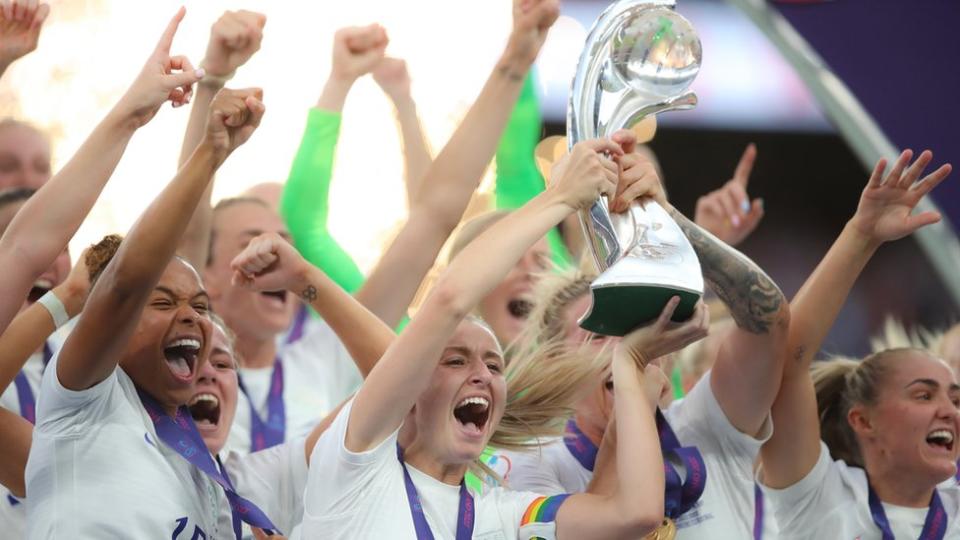 Leah Williamson celebra con sus compañeras la consecución de la Eurocopa 2022.