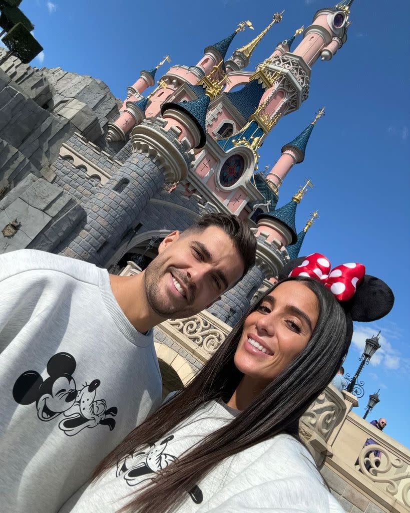 Mario González y Claudia Martínez en Disneyland París