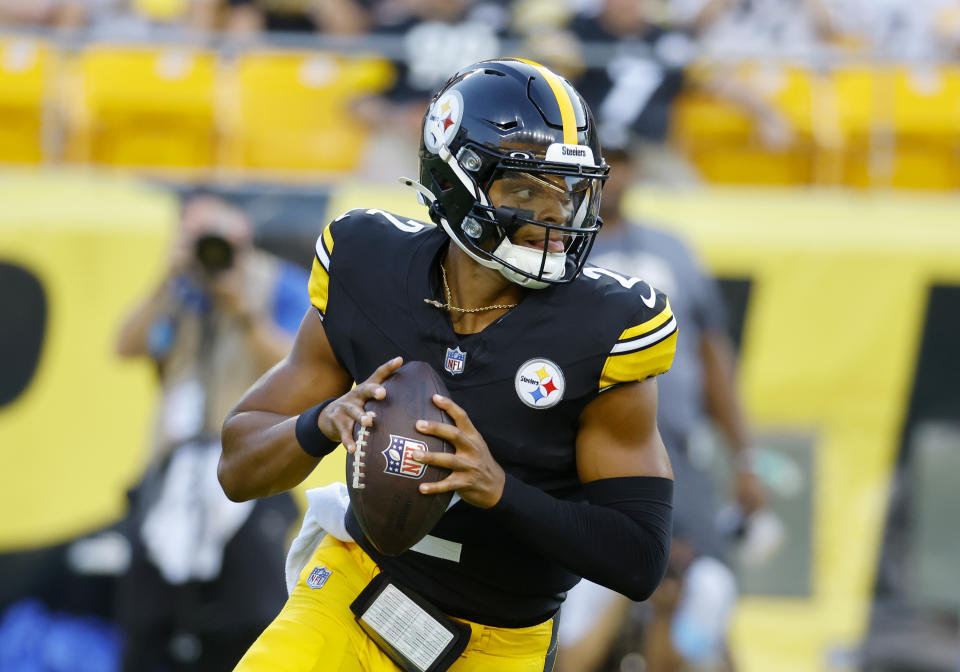 PITTSBURGH, PA - AUGUSTUS 9: Justin Fields #2 van de Pittsburgh Steelers in actie tegen de Houston Texans op 9 augustus 2024 in het Acrisure Stadium in Pittsburgh, Pennsylvania. (Foto door Justin K. Aller/Getty Images)