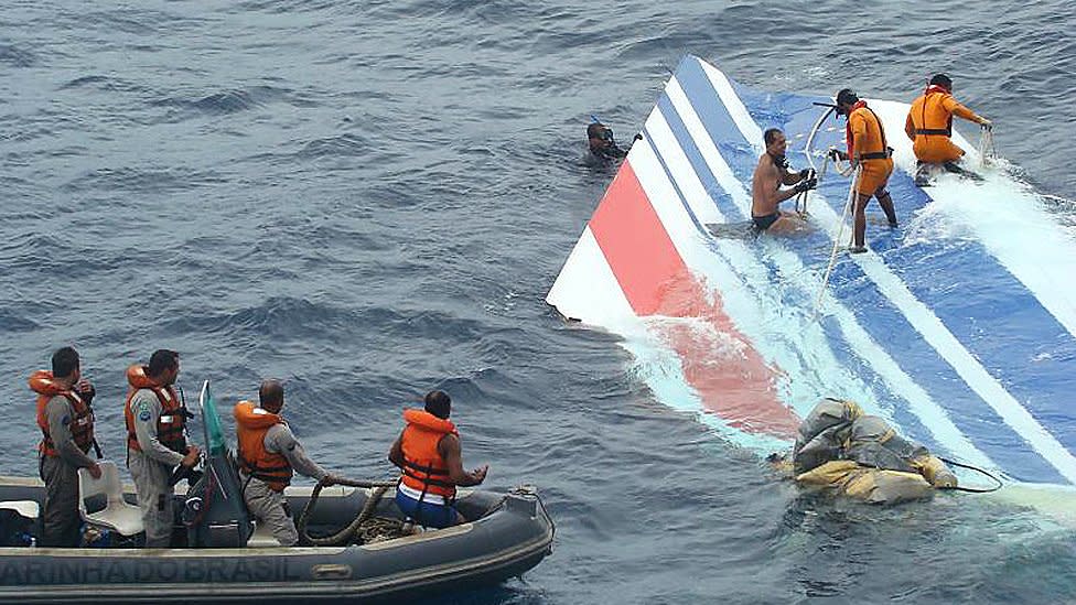 Operarios rescatan partes del avión en junio de 2009