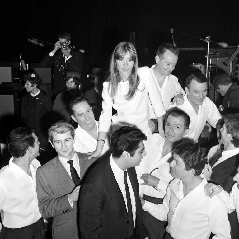 Françoise Hardy est portée en triomphe par Les Compagnons de la chanson, en présence d'Enrico Macias et de Marcel Amont, le 28 octobre 1965 après un concert à l'Olympia à Paris (-)