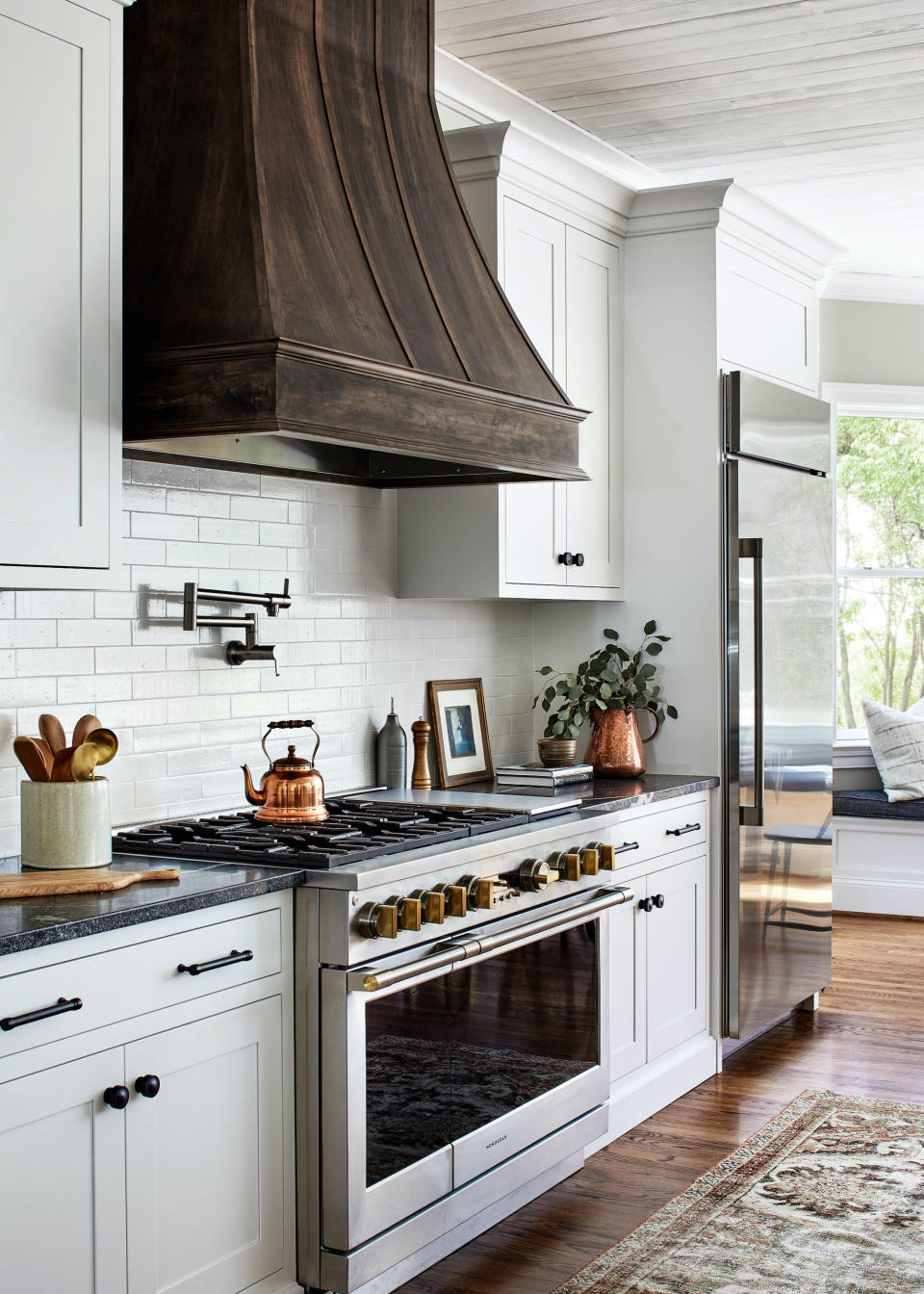 Neutral kitchen with extractor hood and rug