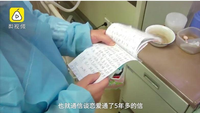 一名84老奶奶托醫護人員將情書交給90歲的老伴。（翻攝自梨視頻）