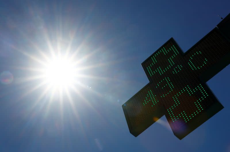 A pharmacy thermometer shows a temperature of 43 degrees Celsius (109.4F) in Nantes