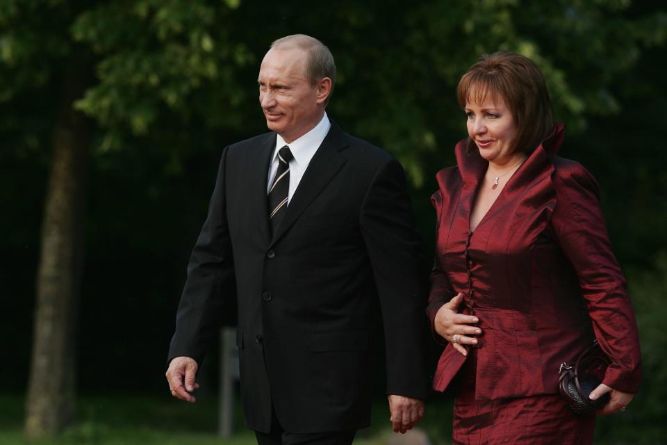 Putin beim G8-Gipfel 2007 in Deutschland mit seiner Ex-Frau Ljudmila Otscheretnaja.  - Copyright: Sean Gallup/Getty Images