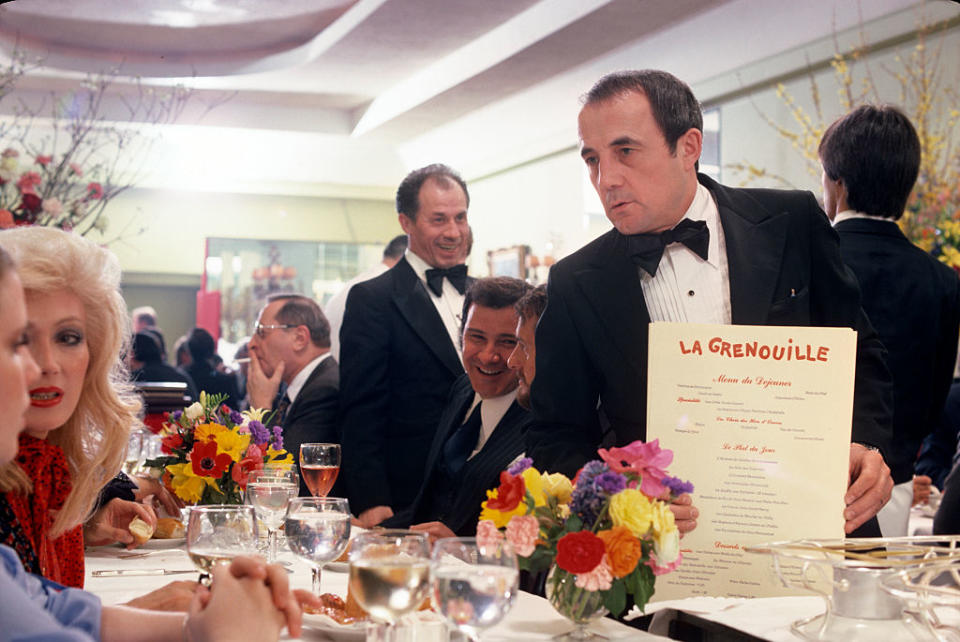 An unidentified waiter discusses the menu with diners at a table in the dining room at the French restaurant La Grenouille, New York, New York, March 1978. (Photo by Susan Wood/Getty Images)