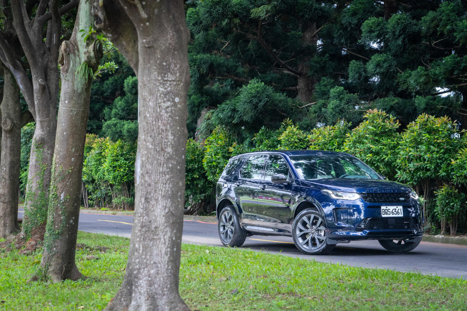 陪伴此次中部三天兩夜輕旅行的，Land Rover 2023 年式 Discovery Sport P250 R-Dynamic SE 車型，建議售價新台幣 236 萬元。