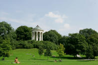 Englischer Garten, Munich<br> Durante el verano, este parque de Munich, Alemania, que en español sería el Jardín Inglés, permite en una sección reducida que los visitantes tomen el sol al natural. Sandra Behne/Getty Images