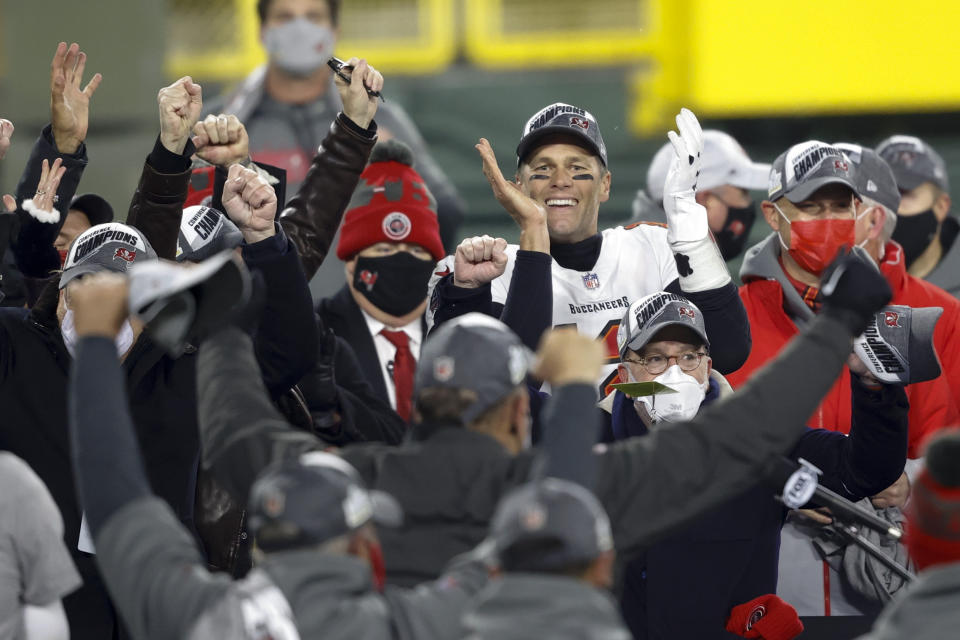 Tom Brady, quarterback de los Buccaneers de Tampa Bay, celebra con su equipo el título de la NFC el domingo 24 de enero del 2021 tras vencer a los Packers de Green Bay. Ahora los Bucs irán al Super Bowl. (AP Foto/Jeffrey Phelps)