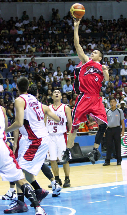 Cyrus baguio soars towards the hoop. (PBA Images)