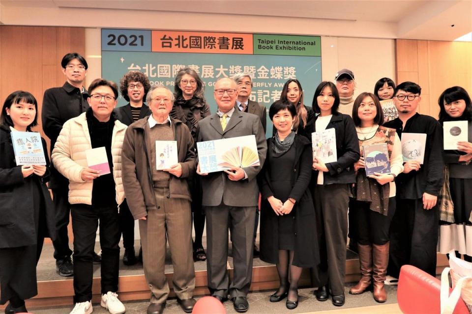 Pam Pam Liu（前排左1）與陳沛珛（前排右4）分別以《瘋人院之旅》及《暫時先這樣》獲2021台北國際書展大獎「小說類」及「非小說類」首獎。（翻攝自「台北書展基金會」臉書）