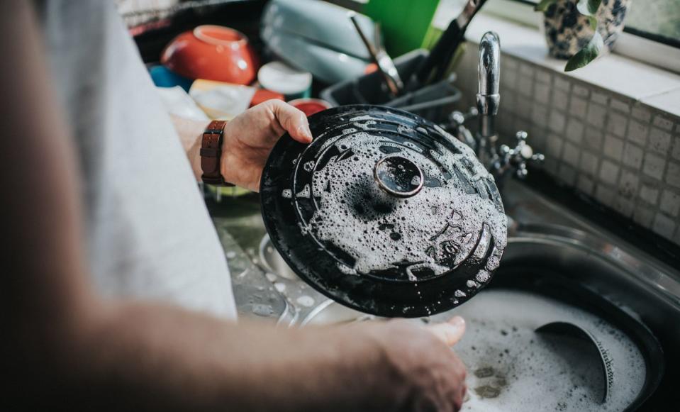 hoe maak je een dutch oven schoon