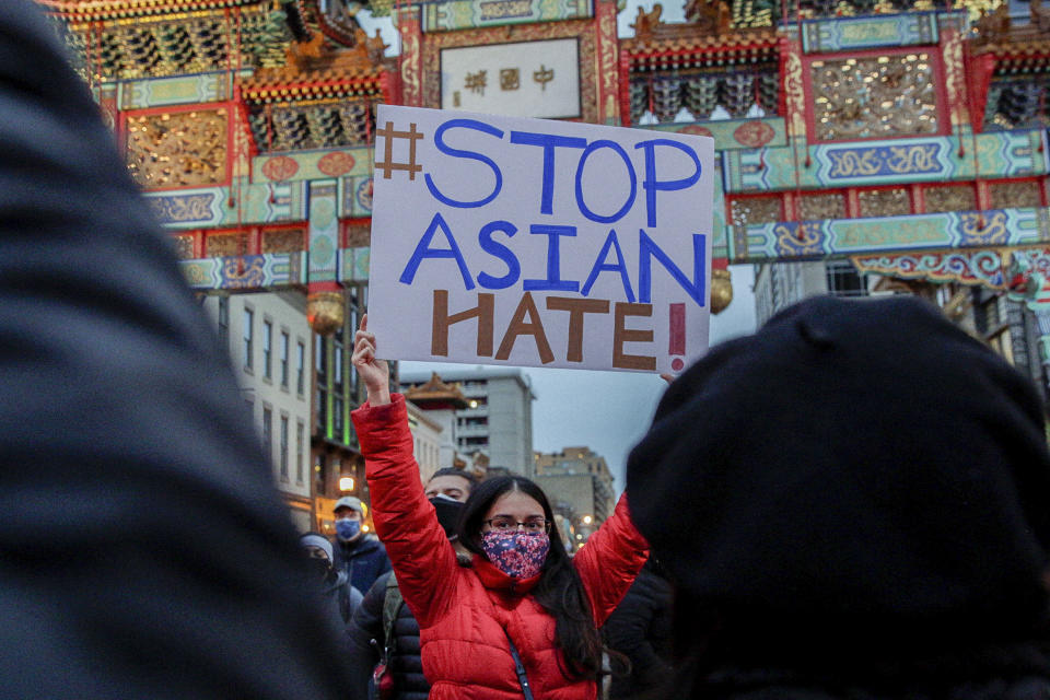 Kira Hung sostiene un cartel que dice "Alto al odio a los asiáticos" durante una marcha en Washington en respuesta a los tiroteos en Georgia, el 17 de marzo de 2021. (Shuran Huang/The New York Times)
