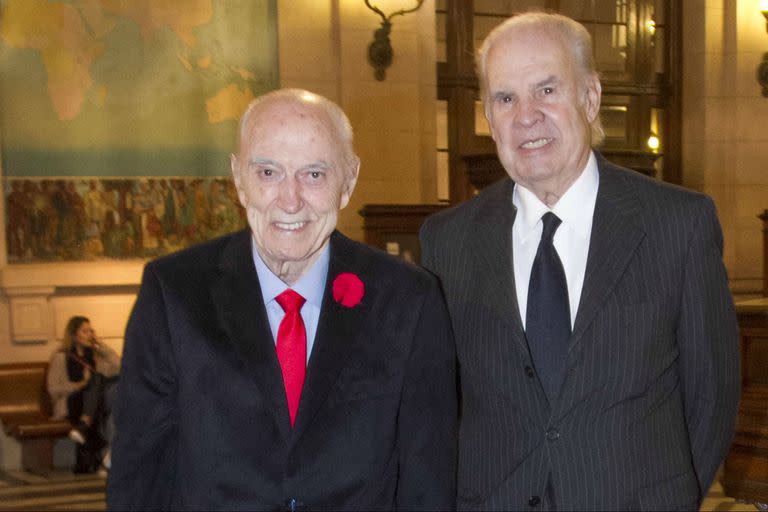 Cacho Fontana junto a Julio Ricardo, en la celebración por los 80 años de Héctor Larrea