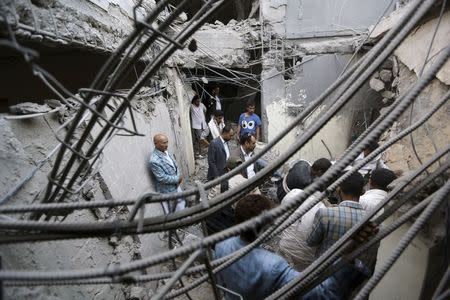 People search for survivors under the rubble of the collapsed house of Yemen's late prime minister Faraj Bin Ghanim after it was hit by a Saudi-led air strike in Sanaa July 2, 2015. REUTERS/Khaled Abdullah