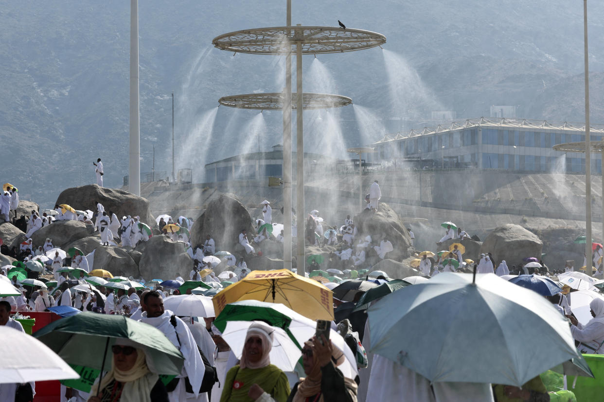 Des diffuseurs de brume rafraîchissent les pèlerins musulmans au pied du mont Arafat en Arabie saoudite,  lors du Hajj, le 15 juin 2024.