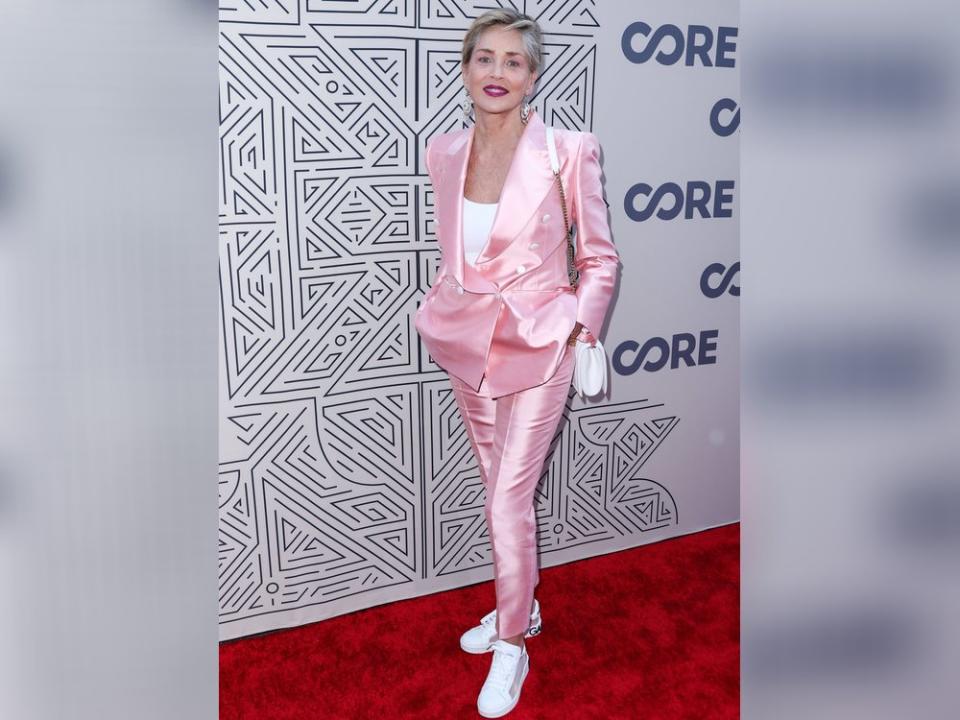 Sharon Stone verzauberte die Fotografen auf der CORE-Gala in Los Angeles in einem rosa Satinanzug. (Bild: imago/NurPhoto)