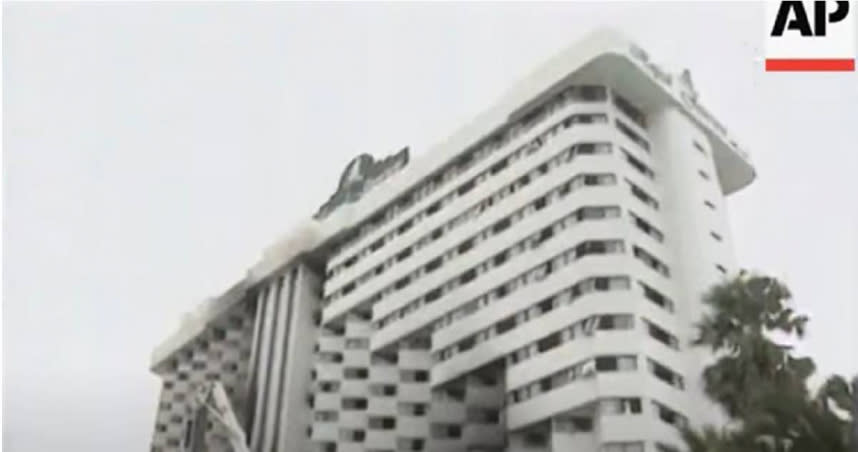 喬木提恩海灘棕櫚酒店，1997年曾發生火災，導致91名遊客喪生。（圖／翻攝自AP Archive）