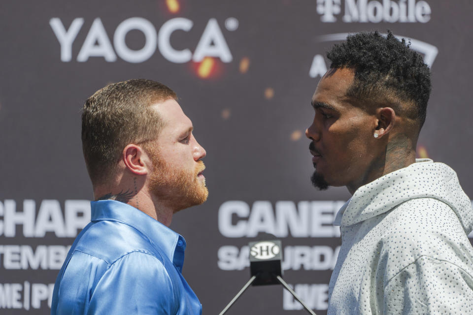 El indiscutible campeón mundial de los súper medianos, Canelo Álvarez, izquierda, de México, y el indiscutible monarca mundial junior de peso mediano, Jermell Charlo, posan para las fotografías durante una conferencia de prensa promocional de su pelea, el miércoles 16 de agosto de 2023, en Beverly Hills, California. (AP Foto/Damian Dovarganes)