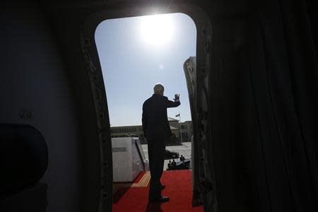 U.S. Secretary of State John Kerry steps aboard his aircraft at the end of this trip to Abu Dhabi, November 11, 2013. REUTERS/Jason Reed