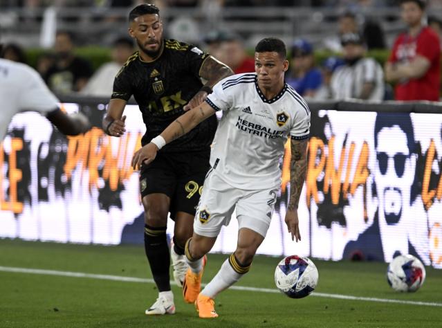 Galaxy hold off LAFC in front of record crowd at Rose Bowl - Los