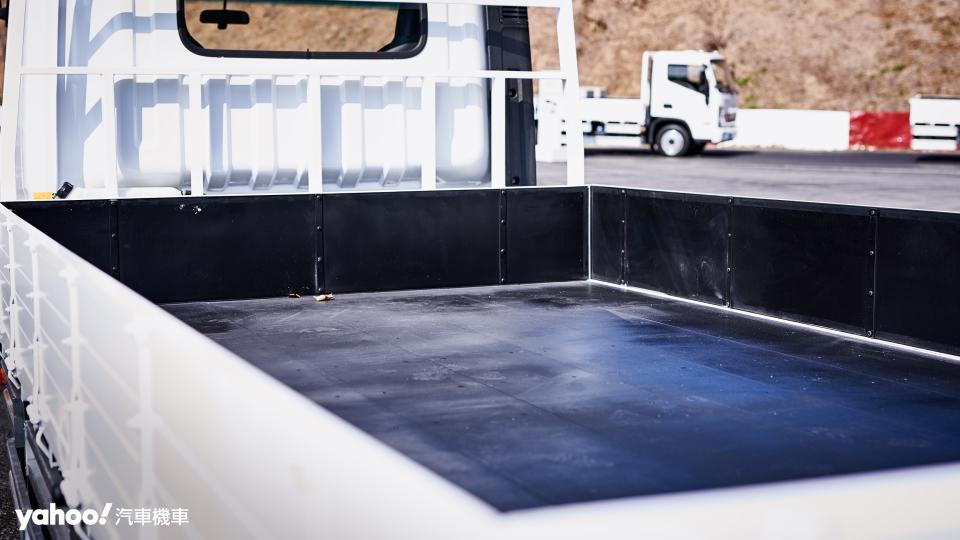 寬達2.22米的木床讓Hyundai QT500能並排容納兩個標準尺寸棧板以最大化載運效率。