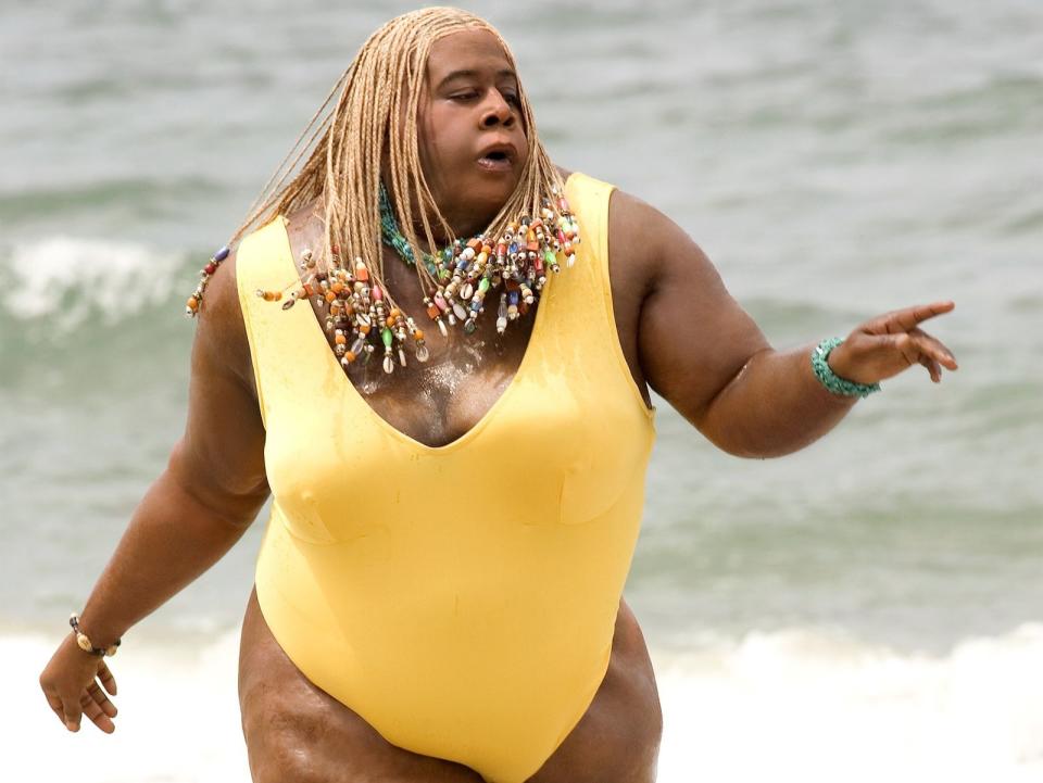 Dieses Bild wird einen wohl so schnell nicht mehr loslassen. Nicht ganz so grazil wie Pamela Anderson stolziert Martin Lawrence in "Big Mama's Haus 2" (2011) im knallgelben Badeanzug über den Strand. Es geht auch noch verstörender ... (Bild: Kinowelt)