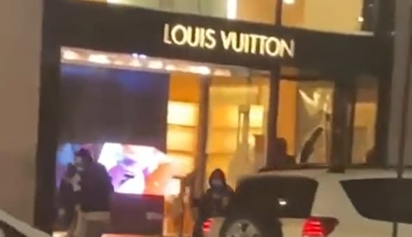 舊金山聯合廣場的多家奢侈品店也遭到洗劫，LV 的店面玻璃被打破，價值數千美元的商品被洗劫一空。   圖:翻攝自推特 Asian Crime Report @activeasia