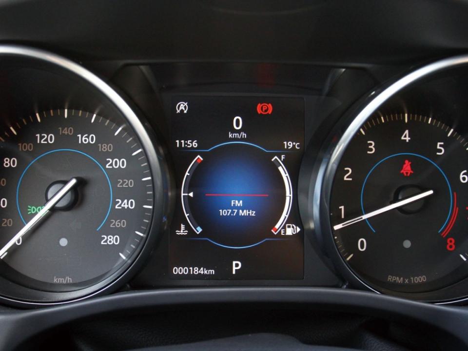 運用傳統的雙環式指針儀表整合中央螢幕，完整滿足駕駛端資訊與適閱性。