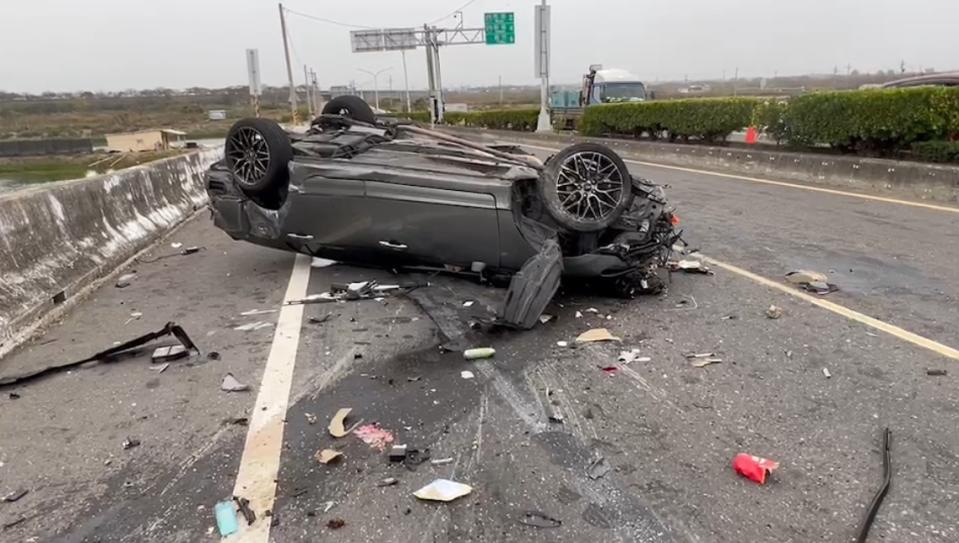 車輛已經被撞到看不出原型。（圖／東森新聞）