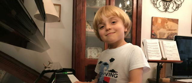Alberto, le petit virtuose du piano qui met l'Italie au diapason