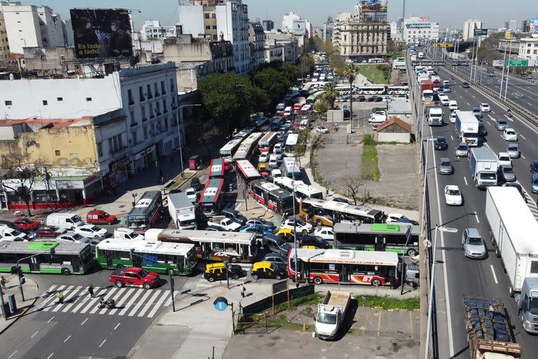 Caos de tránsito en en el centro porteño por la marcha que distintas organizaciones sociales realizan al Ministerio de Desarrollo Social