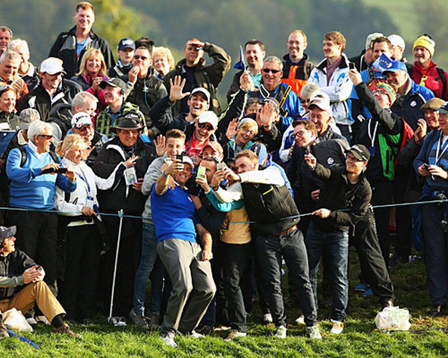 Rum und Ehre für Team Europa: Lee Westwood macht ein Selfie mit den Fans